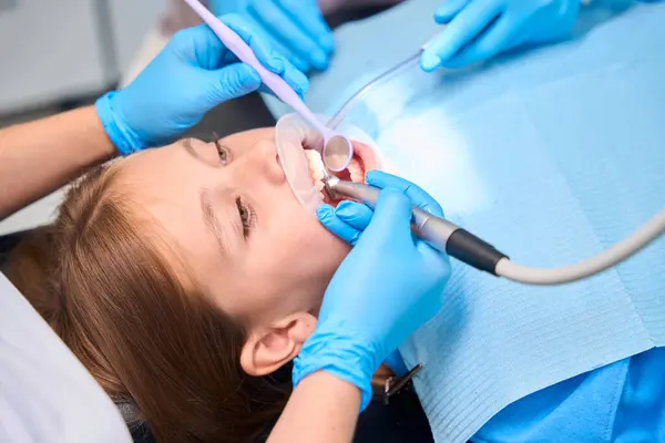 Tienermeisjes Tand Wordt Geboord Een Tandheelkundige Kliniek Met Behulp Van — Stockfoto