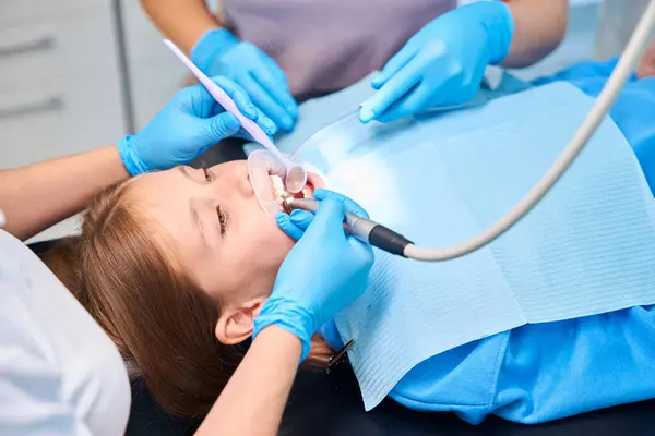 Meninas Dente Perfurado Uma Clínica Odontológica Usando Equipamentos Modernos Especiais — Fotografia de Stock