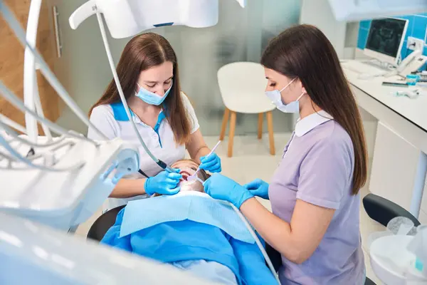 Femme Dentiste Avec Assistant Traite Les Dents Une Adolescente Utilisant — Photo