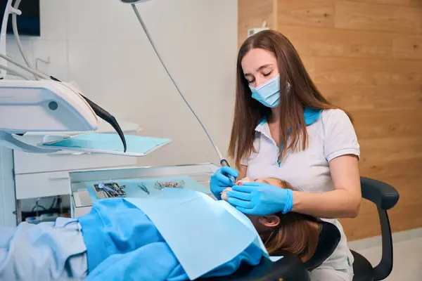 Junge Ärztin Ihrem Arbeitsplatz Einer Zahnarztpraxis Raum Stehen Viele Moderne — Stockfoto