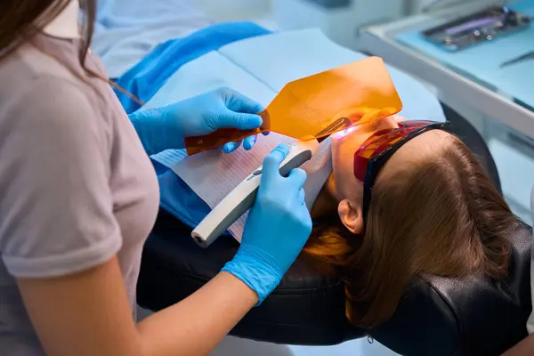 Doutor Coloca Recheio Fotopolímero Menina Dentista Usa Escudo Protetor Óculos — Fotografia de Stock