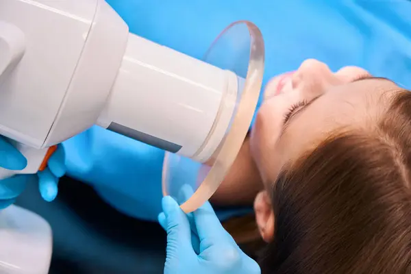 Zubní Lékař Používá Moderní Fotopolymerovou Lampu Práci Ona Schází Dospívající — Stock fotografie