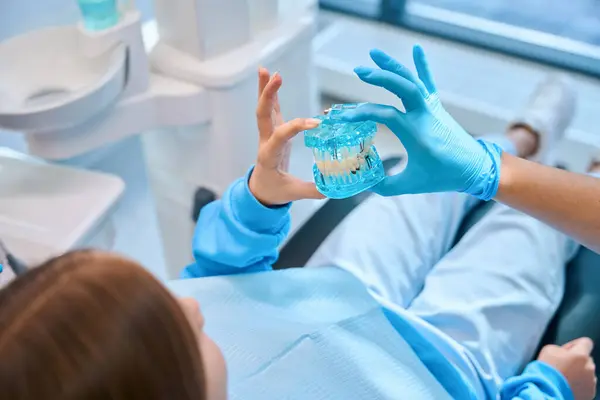 Woman Dentist Holds Model Dentition Her Hands She Advises Teenage — Stock Photo, Image
