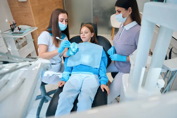 Dívka Schůzce Lékařem Hygienik Žena Učí Pacienta Jak Čistit Zuby — Stock fotografie