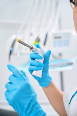 Endodontist, dişin kökündeki enfeksiyon kapmış kanallardan bakterileri temizleyip tekrar mühürleyecek.