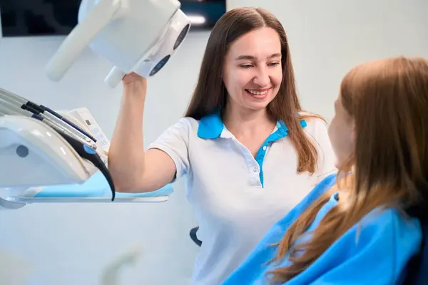 Zubařka Laskavě Komunikuje Mladým Pacientem Zubní Ordinaci Místnosti Moderním Vybavením — Stock fotografie