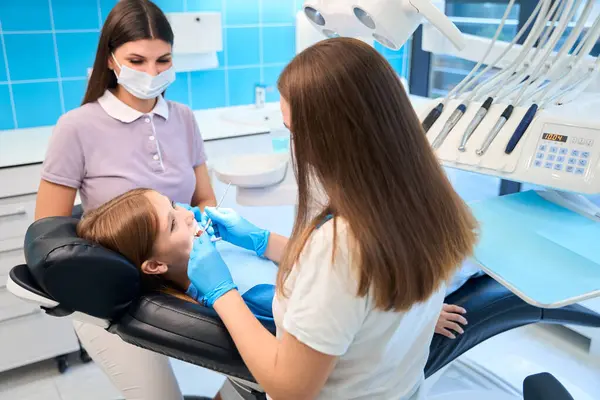 Dentist Begins Examine Girls Teeth Next Her Female Assistant Protective — Stock Photo, Image