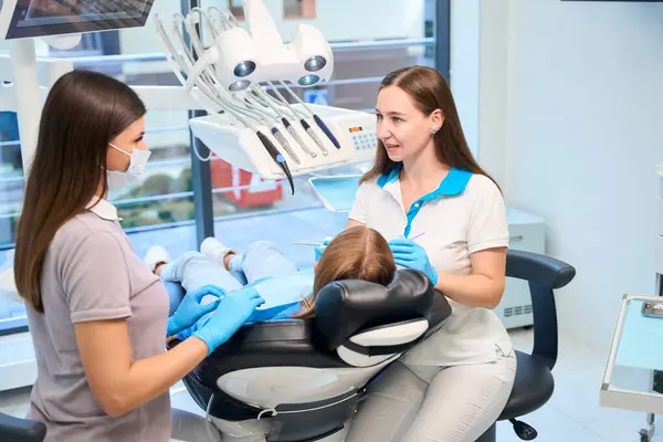 Pracovníci Kliniky Mají Schůzku Zubní Ordinaci Mladá Pacientka Sedí Křesle — Stock fotografie