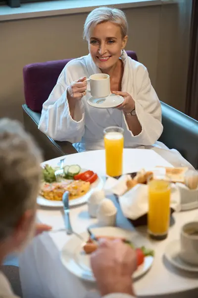 Χαμογελαστός Ενήλικας Καυκάσιος Γυναίκα Πίνοντας Τσάι Καφέ Από Κύπελλο Και — Φωτογραφία Αρχείου