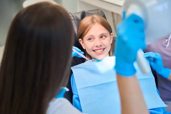 Lächeln Mädchen Kommuniziert Mit Einem Zahnarzt Der Praxis Der Arzt lizenzfreie Stockbilder