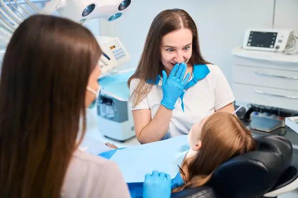 Hygieniker Und Assistentin Machen Einen Termin Zahnarztpraxis Patientin Sitzt Stuhl lizenzfreie Stockfotos