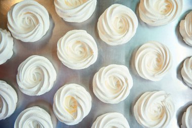 Süt beyazı şekerleme, toz şeker serpiştirilmiş demir tepside kuruyor, yumuşak ve lezzetli zefir üretimi, şekerleme, yatay görüntü