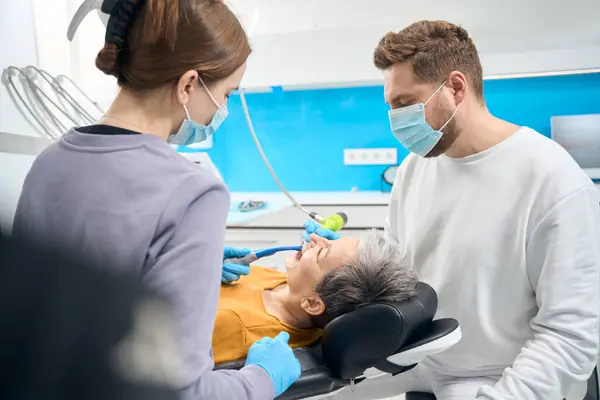 Vista Para Assistente Dentista Feminino Segurando Ejetor Saliva Durante Terapeuta — Fotografia de Stock