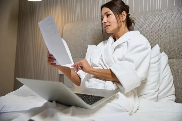 Unge Fokuserte Ganske Caucasian Forretningskvinne Iført Badekåpe Med Laptop Ser royaltyfrie gratis stockfoto