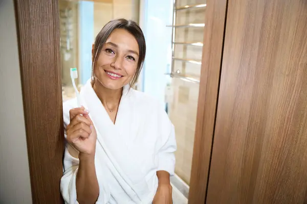Junge Schöne Kaukasische Frau Bademantel Zahnbürste Haltend Und Morgens Badezimmer Stockfoto
