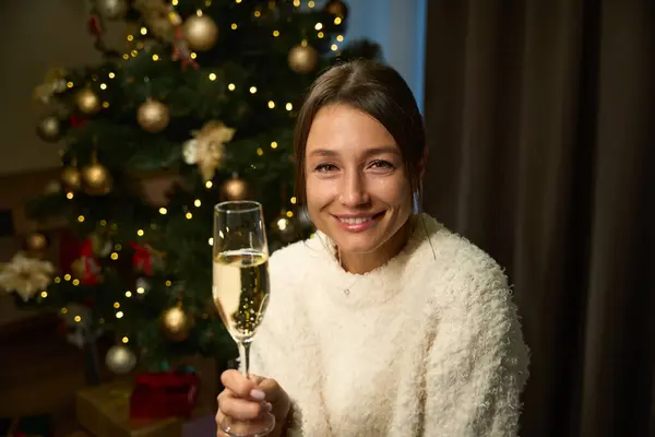 Junge Lächelnde Attraktive Kaukasierin Mit Champagner Glas Die Weihnachten Oder Stockfoto