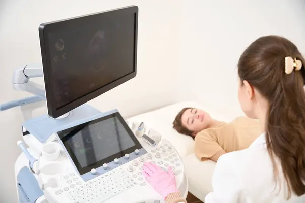 Ženská Gynekoložka Provádějící Ultrazvukové Vyšetření Těhotného Břicha Rozmazané Mladé Ženy — Stock fotografie
