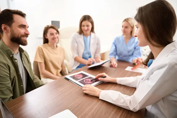 Female Gynecologist Showing Her Blurred Colleagues Couple Results Ultrasound Scanning — Stock Photo, Image