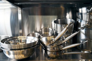 Modern restoranda metal tavalar ve kâselerle dolu bir masa. Lezzetli sağlıklı yemek kavramı