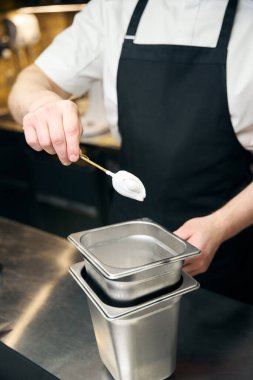 Lokantada yemek pişirirken ağaç dalında lokum tutan kısmi erkek şef. Lezzetli sağlıklı yemek kavramı