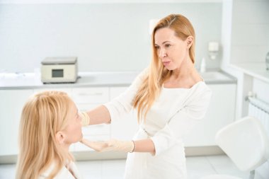 Yetenekli bir kozmetikçiye giden genç bir kadın cildinin durumunu, gençleşmesini ve cilt bakımını ve terapisini iyileştirmek için danışmanlık alıyor.