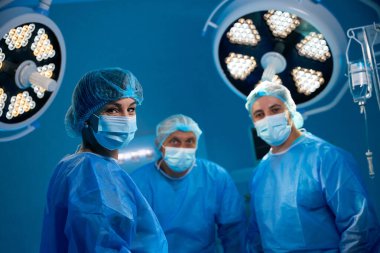 Hastane ameliyathanesinde ameliyat yapan cerrahi doktor ekibi.