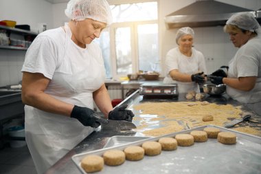 Kadın takımı ekmek kırıntılarıyla pirzola, üniformalı kadınlar...