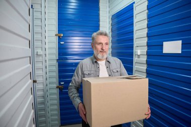 Erkek karikatür kutusu, depo servisinde, kargoyu depoya transfer edin.