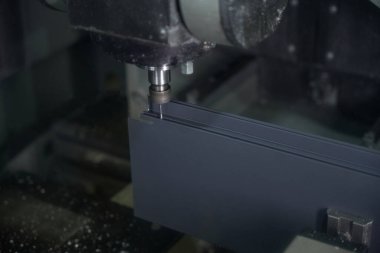 Modern bir üretim tesisinde özel ekipman üzerindeki sondaj işlemi, alüminyum profil çalışması