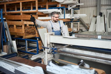 Adam alüminyum bir profil oluşturur, modern ekipmanlar üzerinde çalışır.