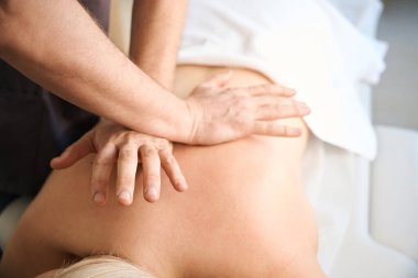 Çapraz ellerin yakın çekim eğilimli pozisyonda yatan müşterinin göğüs paraspinal kaslarına bastırılması