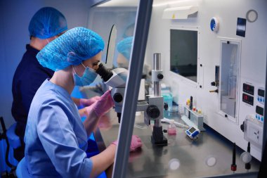 İyi donanımlı bir laboratuvarda, iki embriyolog, hassas örneklerle çalışarak ve kontrol altındaki detaylı prosedürlere odaklanarak senkronize görevler yerine getirirler.