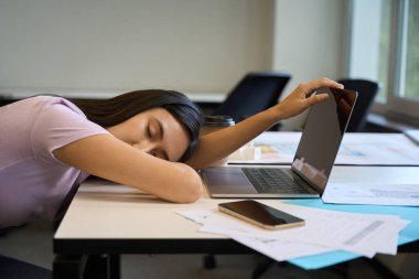 Yaratıcı kadın iş yerinde uyuyakaldı, çok fazla çalışmaktan yoruldu.