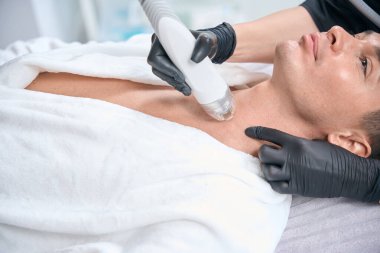 Adam mikronedle RF kaldırmayı tercih ediyor. İnce bir kaldırma sağlayacağını umuyor ve invazif ameliyata gerek kalmadan görünüşünü iyileştiriyor.