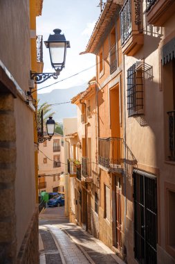 İspanya, Alicante 'deki Polop turistik kasabasında dar bir sokak. Seyahat ve tatil kavramı