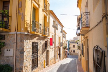 İspanya 'nın Alicante kentindeki Polop binalarının tipik cepheleri. Seyahat ve tatil kavramı