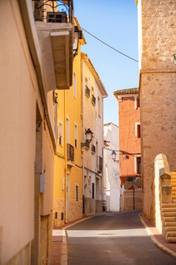 İspanya, Polop 'taki dar sokak manzarası. Seyahat ve tatil kavramı