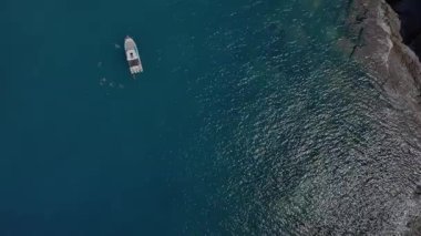 Çoklu cinsiyetten dört yetişkin, Akdeniz 'de yüzen bir teknede huzurlu bir günün tadını çıkarıyor. Sakin okyanus ayarı gündüz boyunca sakin bir atmosfer yaratıyor..