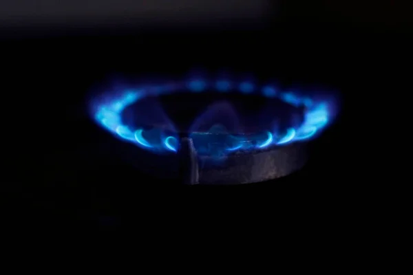 Quemador Una Estufa Gas Arde Brillantemente Con Una Llama Azul —  Fotos de Stock