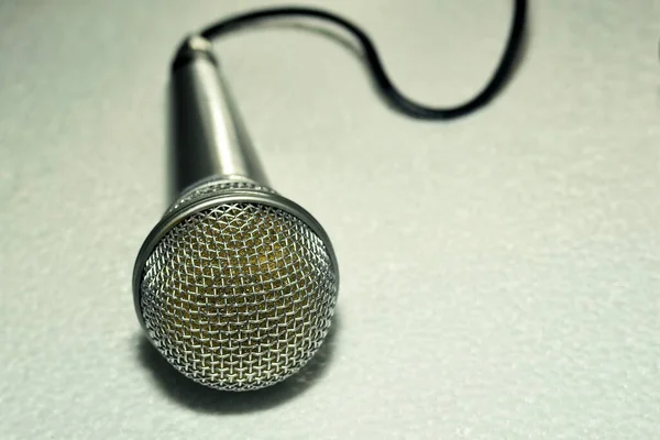 Microfone Metal Cinza Para Amplificar Som Voz Fundo Branco Close — Fotografia de Stock
