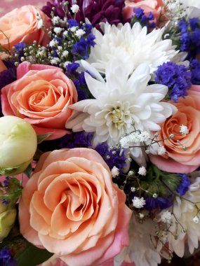 Güzel bir bukette güller ve yakın plan çekimler vardır.