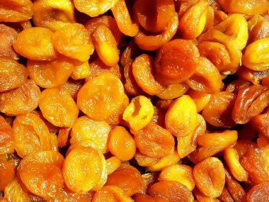 Bir yığın kurutulmuş turuncu kayısı, yakın plan, fotoğraf.