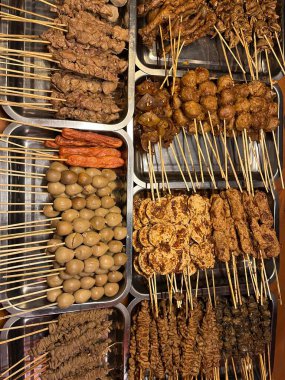 Angkringan, Endonezya 'da yol kenarında çeşitli geleneksel yiyecek ve içecekler satmak için kullanılan ahşap bir el arabasıdır. Yakılmaya hazır çeşitli satay menüleri.