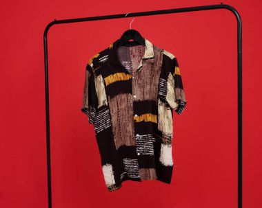 Şu anda moda olan çağdaş gömlek modelleri. Günümüzde gençler arasında açık yakalar çok popüler. Desenli gömlek kumaşının rengi. En yeni ve en çok satan gömlek konsepti..