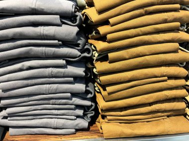 Mavi kot yığını sergilenmeye ve satışa hazır. Dağıtım dolabında düzgünce yerleştirilmiş kot pantolon. Pantolonun dokusu ve dikişleri güçlü. Pantolon katları çok güzel. Dizayn şablonu için bir pantolon yığınının maketi