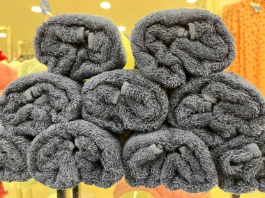 Havlular rafa düzgünce yerleştirilmiş. Renkli havlu ruloları mağazada sergilenmeye hazır. Detay ve yumuşak havlu kumaşının dokusu kullanıldığında çok rahattır. Terfi için havlu katlanır.