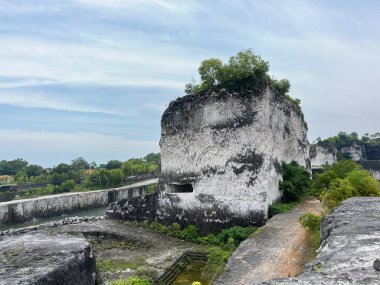 Jaddih Tepesi aslında beyaz kireçtaşı ocağı ve her zamanki gibi turistik bir yer değil. Bu kireçtaşı tepesinin bazı kısımları kasten güzel bir izlenim verecek şekilde şekillenmiştir.. 