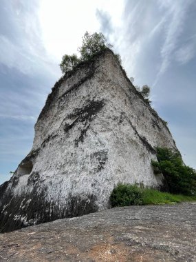 Jaddih Tepesi aslında beyaz kireçtaşı ocağı ve her zamanki gibi turistik bir yer değil. Bu kireçtaşı tepesinin bazı kısımları kasten güzel bir izlenim verecek şekilde şekillenmiştir.. 