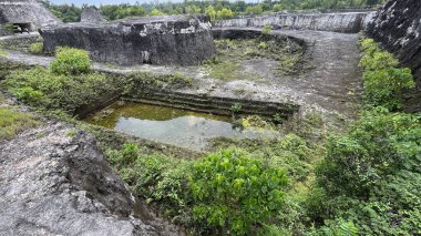 Jaddih Tepesi aslında beyaz kireçtaşı ocağı ve her zamanki gibi turistik bir yer değil. Bu kireçtaşı tepesinin bazı kısımları kasten güzel bir izlenim verecek şekilde şekillenmiştir.. 