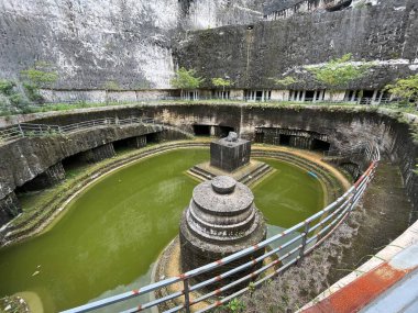 Jaddih Tepesi aslında beyaz kireçtaşı ocağı ve her zamanki gibi turistik bir yer değil. Bu kireçtaşı tepesinin bazı kısımları kasten güzel bir izlenim verecek şekilde şekillenmiştir.. 